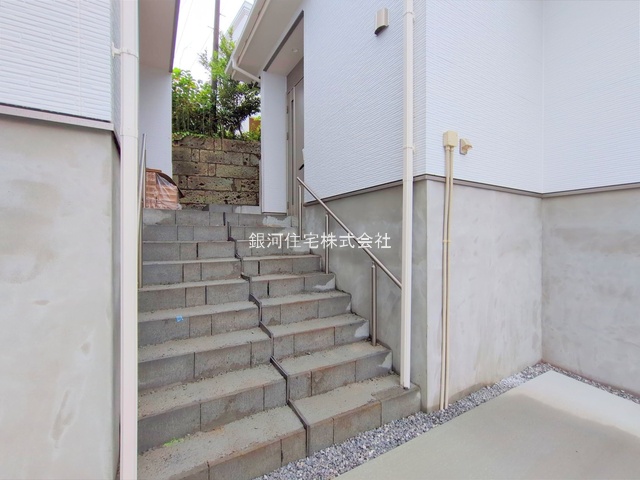 G00374989 神奈川県横浜市港南区港南１丁目 新築一戸建て 5090万円 土地面積85.98m² (約26.00坪) 建物面積82.60m² (約24.98坪) 間取り３ＬＤＫ 築年月2025年04月(築１年以内)【外観6】