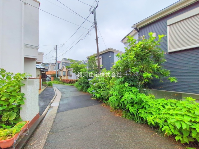 G00374989 神奈川県横浜市港南区港南１丁目 新築一戸建て 5090万円 土地面積85.98m² (約26.00坪) 建物面積82.60m² (約24.98坪) 間取り３ＬＤＫ 築年月2025年04月(築１年以内)【外観12】