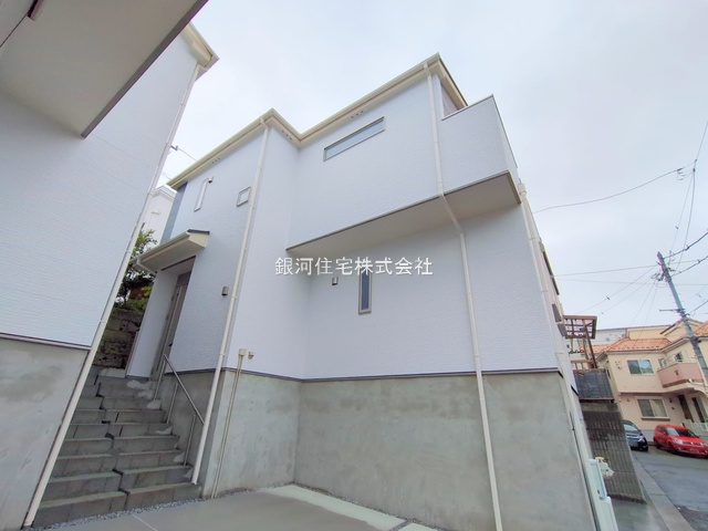 G00374989 神奈川県横浜市港南区港南１丁目 新築一戸建て 5090万円 土地面積85.98m² (約26.00坪) 建物面積82.60m² (約24.98坪) 間取り３ＬＤＫ 築年月2025年04月(築１年以内)【外観13】