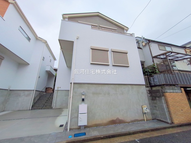 G00374989 神奈川県横浜市港南区港南１丁目 新築一戸建て 5090万円 土地面積85.98m² (約26.00坪) 建物面積82.60m² (約24.98坪) 間取り３ＬＤＫ 築年月2025年04月(築１年以内)【外観15】