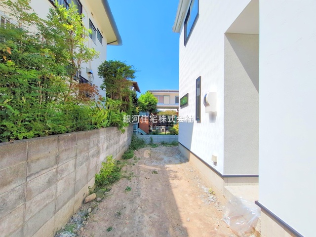 G00375955 神奈川県横浜市栄区野七里１丁目 新築一戸建て 6480万円 土地面積303.82m² (約91.90坪) 建物面積120.06m² (約36.31坪) 間取り５ＬＤＫ 築年月2025年11月【外観5】