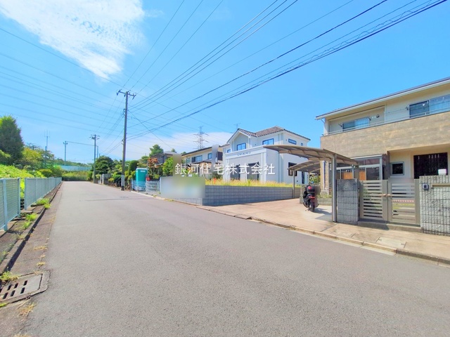 G00375955 神奈川県横浜市栄区野七里１丁目 新築一戸建て 6480万円 土地面積303.82m² (約91.90坪) 建物面積120.06m² (約36.31坪) 間取り５ＬＤＫ 築年月2025年11月【外観8】