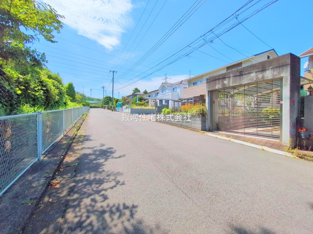 G00375955 神奈川県横浜市栄区野七里１丁目 新築一戸建て 6480万円 土地面積303.82m² (約91.90坪) 建物面積120.06m² (約36.31坪) 間取り５ＬＤＫ 築年月2025年11月【外観10】