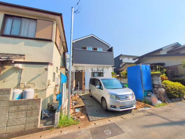 G00376281 神奈川県綾瀬市大上３丁目 新築一戸建て 4399万円 土地面積96.46m² (約29.17坪) 建物面積92.22m² (約27.89坪) 間取り３ＬＤＫ 築年月2025年09月【外観4】