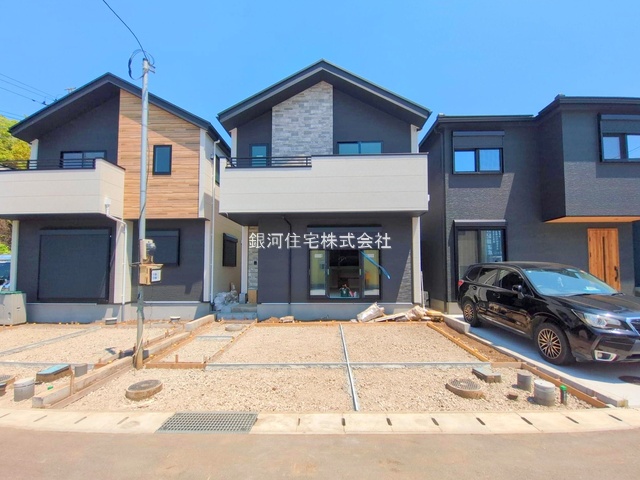 G00376654 神奈川県綾瀬市深谷中３丁目 新築一戸建て 4799万円 土地面積111.35m² (約33.68坪) 建物面積105.77m² (約31.99坪) 築年月2025年07月(築１年以内)【外観11】