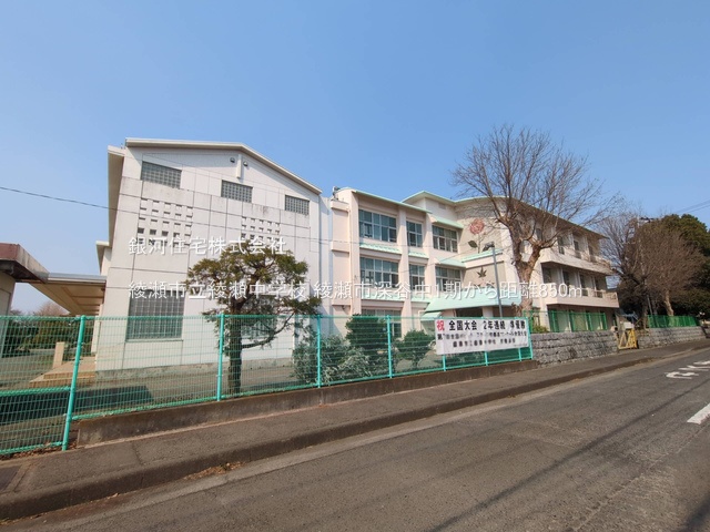 G00376654 神奈川県綾瀬市深谷中３丁目 新築一戸建て 4799万円 土地面積111.35m² (約33.68坪) 建物面積105.77m² (約31.99坪) 築年月2025年07月(築１年以内)【周辺環境】綾瀬市立綾瀬中学校
