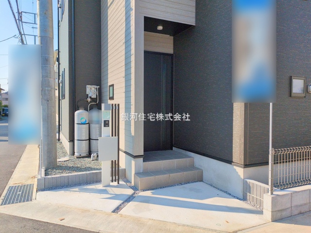 G00376826 神奈川県秦野市曽屋 新築一戸建て 3699万円 土地面積132.28m² (約40.01坪) 建物面積103.71m² (約31.37坪) 間取り５ＬＤＫ 築年月2025年03月(築１年以内)【外観4】