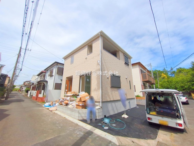 G00377277 神奈川県綾瀬市深谷上５丁目 新築一戸建て 3380万円 土地面積107.43m² (約32.49坪) 建物面積93.95m² (約28.41坪) 間取り３ＬＤＫ 築年月2025年07月(築１年以内)【外観2】