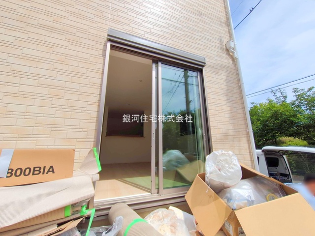 G00377277 神奈川県綾瀬市深谷上５丁目 新築一戸建て 3380万円 土地面積107.43m² (約32.49坪) 建物面積93.95m² (約28.41坪) 間取り３ＬＤＫ 築年月2025年07月(築１年以内)【外観4】