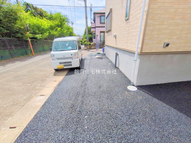 G00377277 神奈川県綾瀬市深谷上５丁目 新築一戸建て 3380万円 土地面積107.43m² (約32.49坪) 建物面積93.95m² (約28.41坪) 間取り３ＬＤＫ 築年月2025年07月(築１年以内)【外観12】