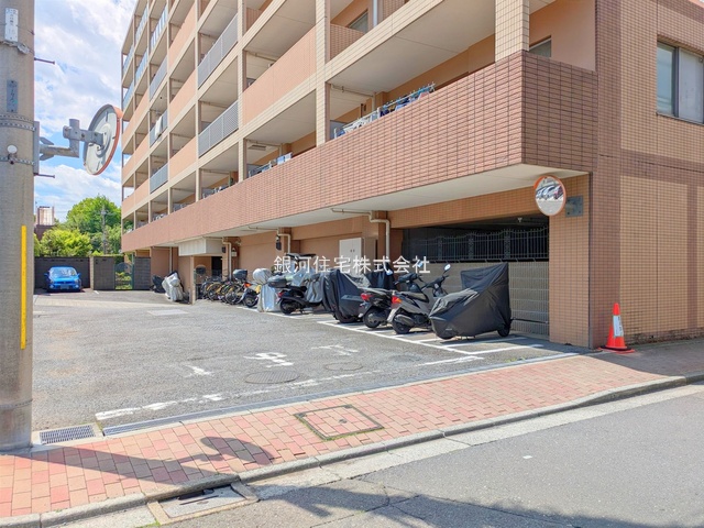 G00377932 東京都三鷹市新川６丁目 中古マンション 5680万円 専有面積75.70m² (約22.89坪) 間取り２ＳＬＤＫ 所在階1階 築年月2002年07月(築23年)【外観5】