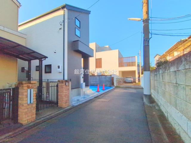 G00377947 東京都練馬区石神井町６丁目 新築一戸建て 6980万円 土地面積88.40m² (約26.74坪) 建物面積75.87m² (約22.95坪) 間取り２ＬＤＫ 築年月2025年11月(築１年以内)【外観3】