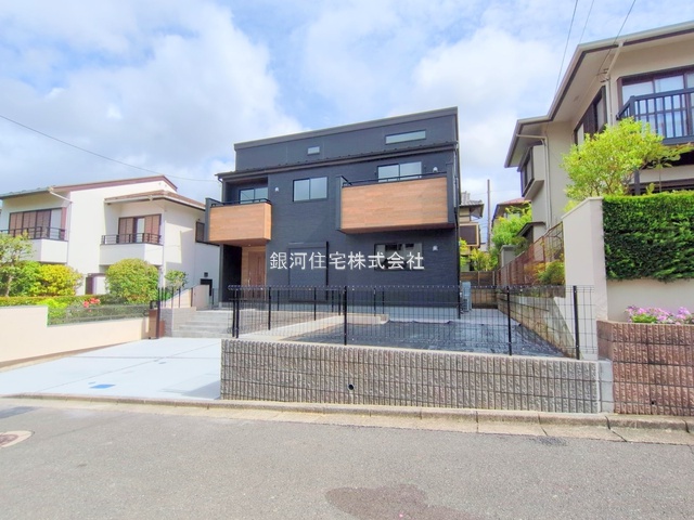 G00378162 神奈川県川崎市麻生区王禅寺東５丁目 新築一戸建て 6980万円 土地面積200.92m² (約60.77坪) 建物面積105.58m² (約31.93坪) 間取り４ＬＤＫ 築年月2025年06月(築１年以内)【外観2】