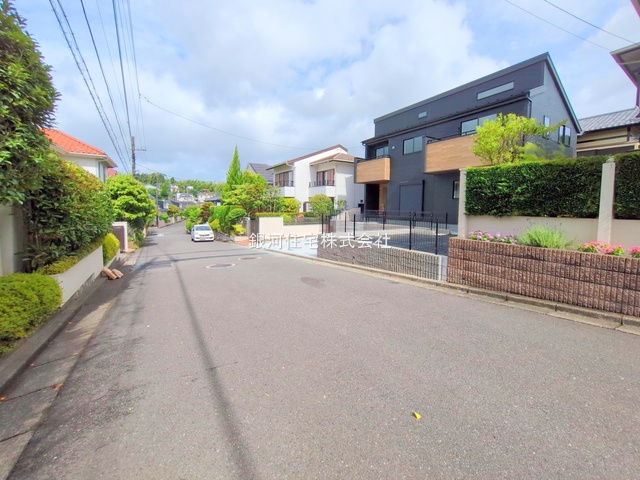G00378162 神奈川県川崎市麻生区王禅寺東５丁目 新築一戸建て 6980万円 土地面積200.92m² (約60.77坪) 建物面積105.58m² (約31.93坪) 間取り４ＬＤＫ 築年月2025年06月(築１年以内)【外観3】