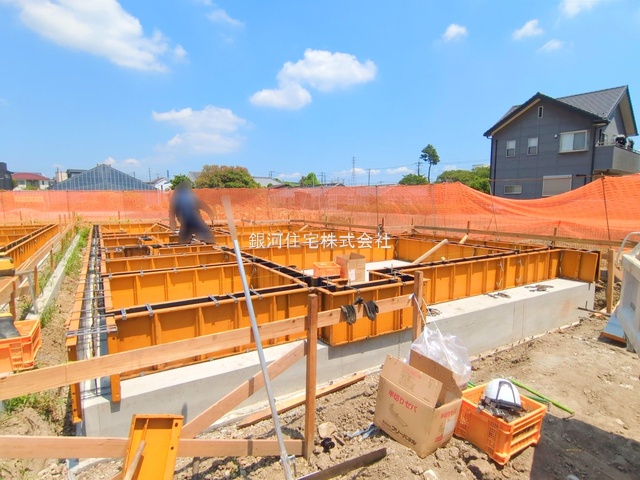 G00378207 埼玉県草加市新里町 新築一戸建て 4990万円 土地面積137.46m² (約41.58坪) 建物面積107.22m² (約32.43坪) 間取り３ＬＤＫ 築年月2025年10月【外観2】