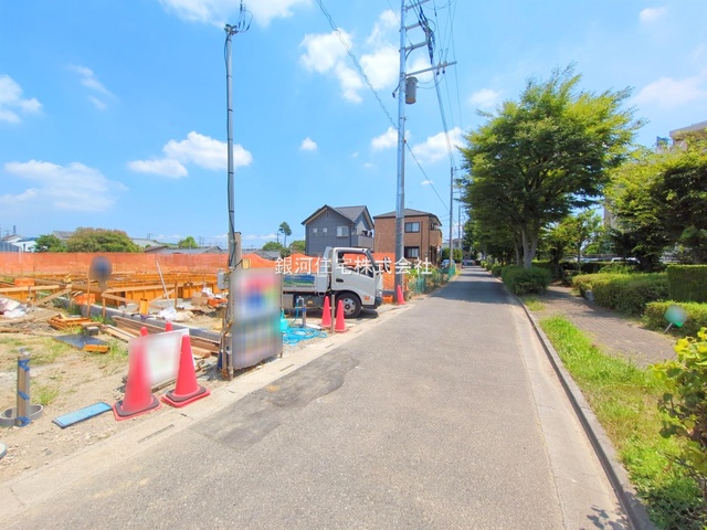 G00378207 埼玉県草加市新里町 新築一戸建て 4990万円 土地面積137.46m² (約41.58坪) 建物面積107.22m² (約32.43坪) 間取り３ＬＤＫ 築年月2025年10月【外観3】