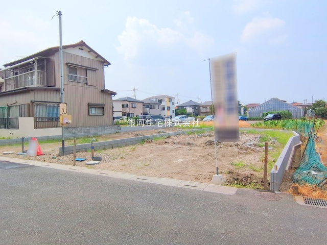 G00378207 埼玉県草加市新里町 新築一戸建て 4990万円 土地面積137.46m² (約41.58坪) 建物面積107.22m² (約32.43坪) 間取り３ＬＤＫ 築年月2025年10月【外観4】