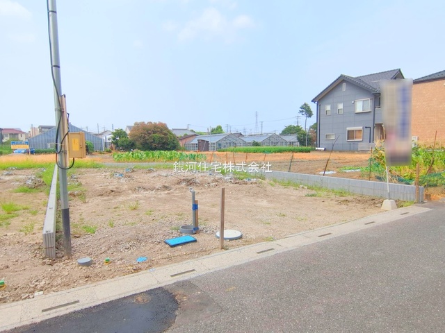 G00378207 埼玉県草加市新里町 新築一戸建て 4990万円 土地面積137.46m² (約41.58坪) 建物面積107.22m² (約32.43坪) 間取り３ＬＤＫ 築年月2025年10月【外観5】