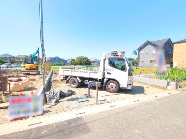 G00378207 埼玉県草加市新里町 新築一戸建て 4990万円 土地面積137.46m² (約41.58坪) 建物面積107.22m² (約32.43坪) 間取り３ＬＤＫ 築年月2025年10月【外観8】