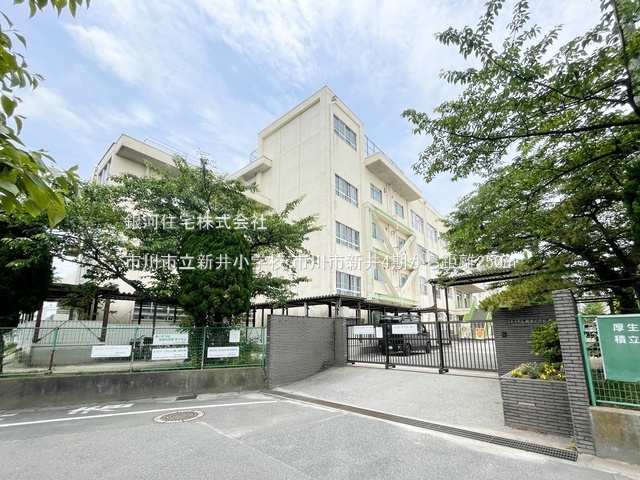 G00378212 千葉県市川市新井１丁目 新築一戸建て 6599万円 土地面積71.34m² (約21.58坪) 建物面積115.91m² (約35.06坪) 間取り４ＬＤＫ 築年月2025年07月(築１年以内)【周辺環境】市川市立新井小学校
