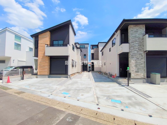 G00378215 神奈川県海老名市上郷３丁目 新築一戸建て 5698万円 土地面積108.22m² (約32.73坪) 建物面積107.02m² (約32.37坪) 間取り３ＳＬＤＫ 築年月2025年08月(築１年以内)【外観2】