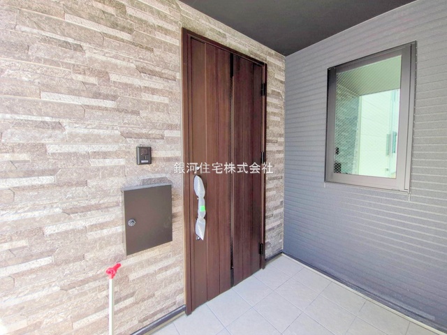 G00378215 神奈川県海老名市上郷３丁目 新築一戸建て 5698万円 土地面積108.22m² (約32.73坪) 建物面積107.02m² (約32.37坪) 間取り３ＳＬＤＫ 築年月2025年08月(築１年以内)【外観5】