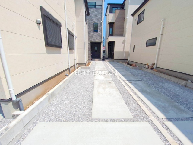 G00378215 神奈川県海老名市上郷３丁目 新築一戸建て 5698万円 土地面積108.22m² (約32.73坪) 建物面積107.02m² (約32.37坪) 間取り３ＳＬＤＫ 築年月2025年08月(築１年以内)【外観10】