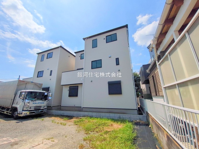 G00378215 神奈川県海老名市上郷３丁目 新築一戸建て 5698万円 土地面積108.22m² (約32.73坪) 建物面積107.02m² (約32.37坪) 間取り３ＳＬＤＫ 築年月2025年08月(築１年以内)【外観14】