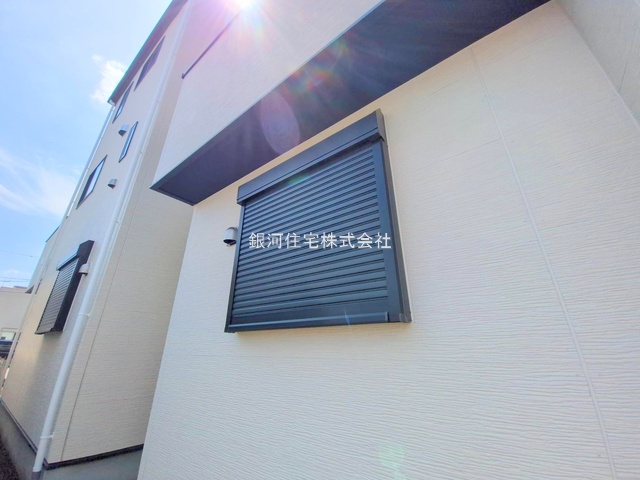 G00378215 神奈川県海老名市上郷３丁目 新築一戸建て 5698万円 土地面積108.22m² (約32.73坪) 建物面積107.02m² (約32.37坪) 間取り３ＳＬＤＫ 築年月2025年08月(築１年以内)【外観15】