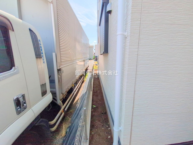 G00378216 神奈川県海老名市上郷３丁目 新築一戸建て 5698万円 土地面積107.22m² (約32.43坪) 建物面積105.56m² (約31.93坪) 間取り３ＳＬＤＫ 築年月2025年08月(築１年以内)【外観5】