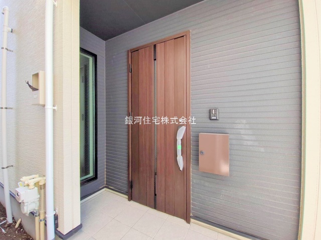 G00378216 神奈川県海老名市上郷３丁目 新築一戸建て 5698万円 土地面積107.22m² (約32.43坪) 建物面積105.56m² (約31.93坪) 間取り３ＳＬＤＫ 築年月2025年08月(築１年以内)【外観9】