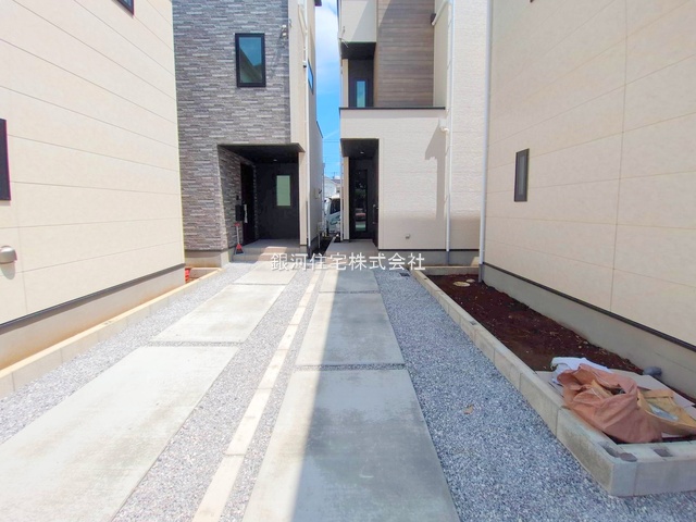 G00378216 神奈川県海老名市上郷３丁目 新築一戸建て 5698万円 土地面積107.22m² (約32.43坪) 建物面積105.56m² (約31.93坪) 間取り３ＳＬＤＫ 築年月2025年08月(築１年以内)【外観11】