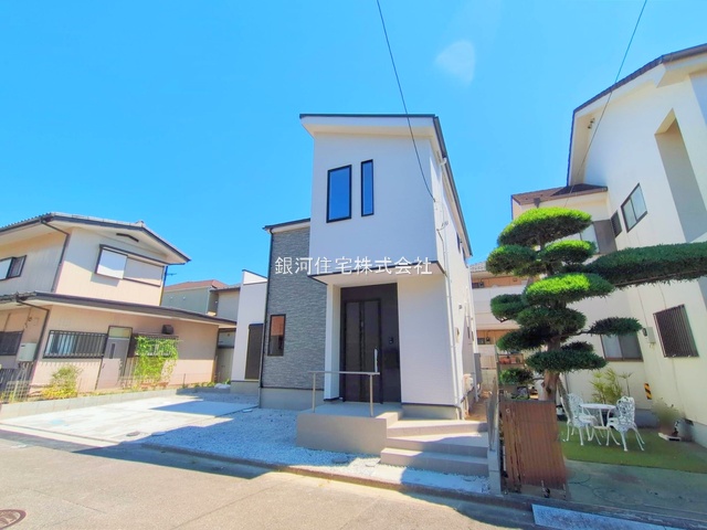 G00378221 神奈川県藤沢市西富２丁目 新築一戸建て 6098万円 土地面積139.09m² (約42.07坪) 建物面積105.16m² (約31.81坪) 間取り４ＬＤＫ 築年月2025年07月(築１年以内)【外観2】