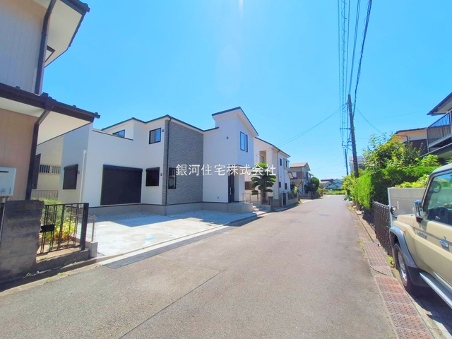 G00378221 神奈川県藤沢市西富２丁目 新築一戸建て 6098万円 土地面積139.09m² (約42.07坪) 建物面積105.16m² (約31.81坪) 間取り４ＬＤＫ 築年月2025年07月(築１年以内)【外観3】