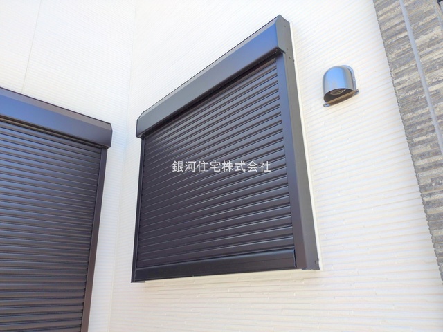 G00378221 神奈川県藤沢市西富２丁目 新築一戸建て 6098万円 土地面積139.09m² (約42.07坪) 建物面積105.16m² (約31.81坪) 間取り４ＬＤＫ 築年月2025年07月(築１年以内)【外観7】
