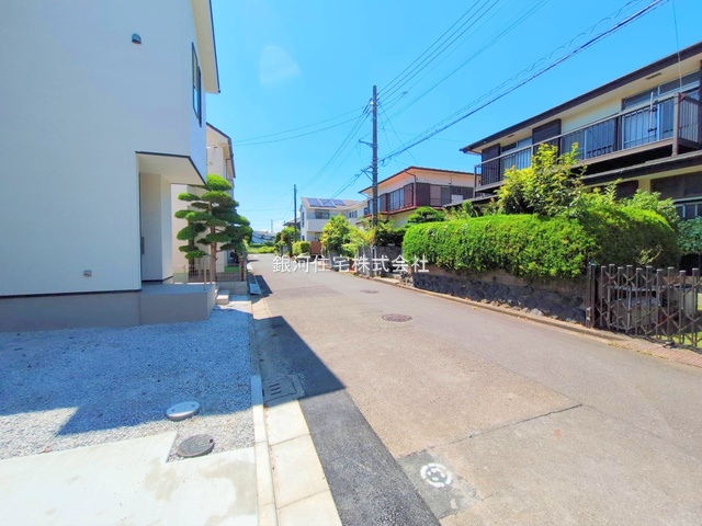 G00378221 神奈川県藤沢市西富２丁目 新築一戸建て 6098万円 土地面積139.09m² (約42.07坪) 建物面積105.16m² (約31.81坪) 間取り４ＬＤＫ 築年月2025年07月(築１年以内)【外観11】
