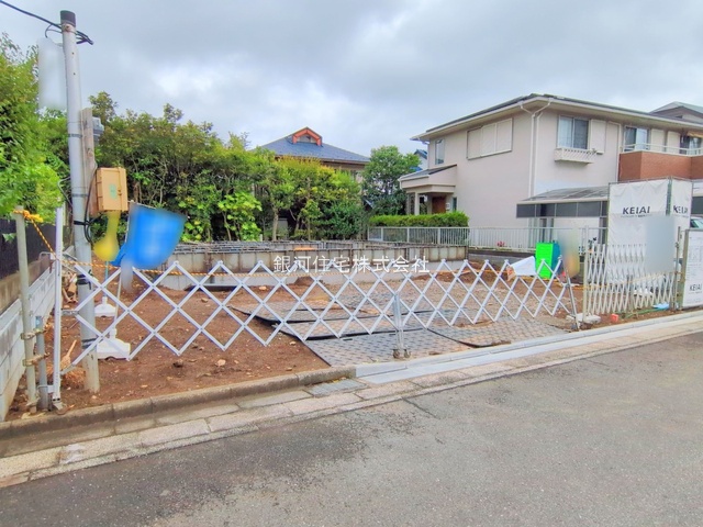 G00378222 東京都多摩市聖ヶ丘２丁目 新築一戸建て 6999万円 土地面積203.44m² (約61.54坪) 建物面積112.79m² (約34.11坪) 間取り４ＬＤＫ 築年月2025年10月【外観2】