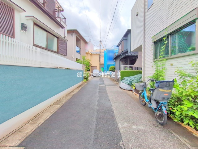 G00378231 埼玉県川口市南鳩ヶ谷４丁目 新築一戸建て 4480万円 土地面積102.80m² (約31.09坪) 建物面積98.40m² (約29.76坪) 間取り５ＬＤＫ 築年月2025年07月(築１年以内)【外観3】