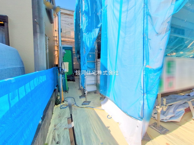 G00378231 埼玉県川口市南鳩ヶ谷４丁目 新築一戸建て 4480万円 土地面積102.80m² (約31.09坪) 建物面積98.40m² (約29.76坪) 間取り５ＬＤＫ 築年月2025年07月(築１年以内)【外観11】