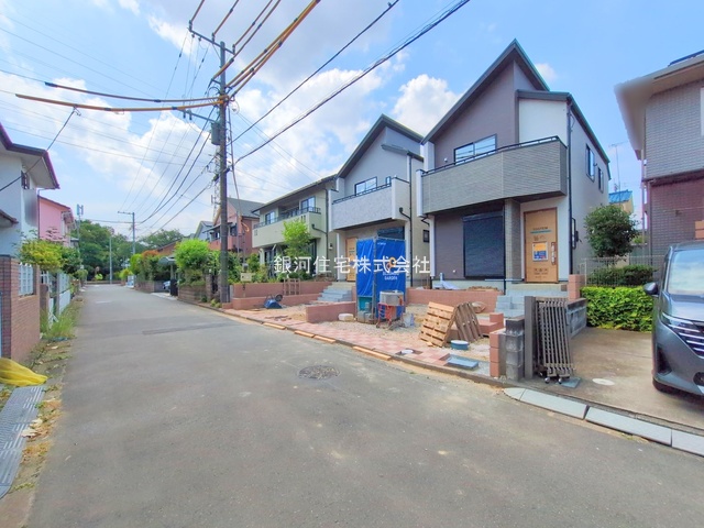 G00378238 東京都日野市西平山２丁目 新築一戸建て 3890万円 土地面積98.01m² (約29.64坪) 建物面積77.76m² (約23.52坪) 間取り３ＬＤＫ 築年月2025年07月(築１年以内)【外観3】
