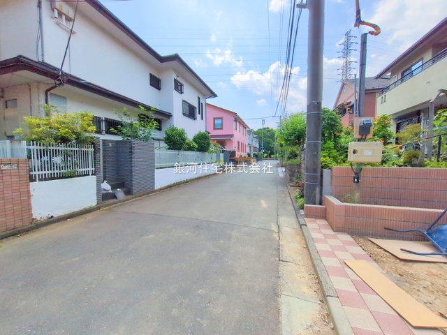 G00378238 東京都日野市西平山２丁目 新築一戸建て 3890万円 土地面積98.01m² (約29.64坪) 建物面積77.76m² (約23.52坪) 間取り３ＬＤＫ 築年月2025年07月(築１年以内)【外観5】