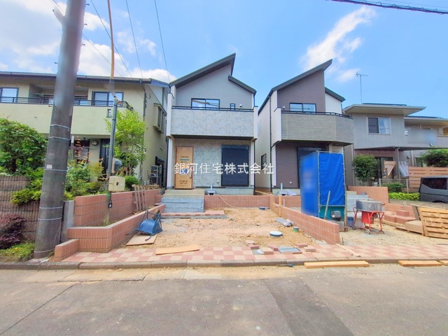G00378238 東京都日野市西平山２丁目 新築一戸建て 3890万円 土地面積98.01m² (約29.64坪) 建物面積77.76m² (約23.52坪) 間取り３ＬＤＫ 築年月2025年07月(築１年以内)【外観8】