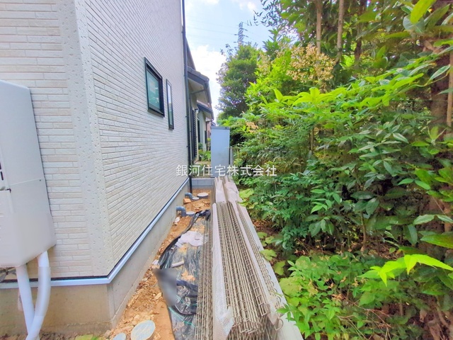 G00378238 東京都日野市西平山２丁目 新築一戸建て 3890万円 土地面積98.01m² (約29.64坪) 建物面積77.76m² (約23.52坪) 間取り３ＬＤＫ 築年月2025年07月(築１年以内)【外観11】
