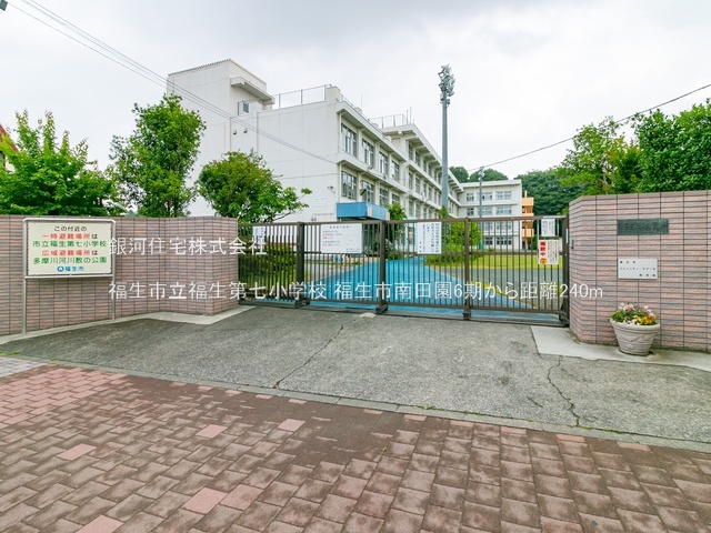 G00378255 東京都福生市南田園３丁目 新築一戸建て 4290万円 土地面積120.27m² (約36.38坪) 建物面積103.19m² (約31.21坪) 間取り４ＬＤＫ 築年月2025年09月【周辺環境】福生市立福生第七小学校