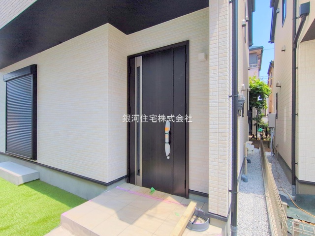 G00378266 東京都国分寺市新町１丁目 新築一戸建て 4790万円 土地面積120.01m² (約36.30坪) 建物面積92.33m² (約27.92坪) 間取り４ＬＤＫ 築年月2025年05月(築１年以内)【外観8】