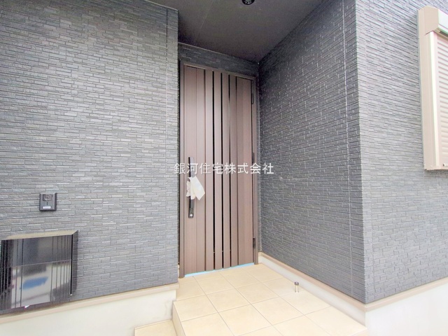 G00378275 東京都府中市西府町５丁目 新築一戸建て 6380万円 土地面積117.93m² (約35.67坪) 建物面積95.50m² (約28.88坪) 間取り４ＬＤＫ 築年月2025年02月(築１年以内)【外観6】