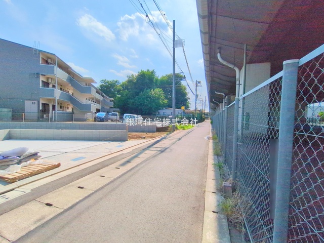 G00378306 東京都府中市分梅町２丁目 新築一戸建て 6499万円 土地面積113.28m² (約34.26坪) 建物面積90.26m² (約27.30坪) 間取り３ＬＤＫ 築年月2025年11月【外観6】