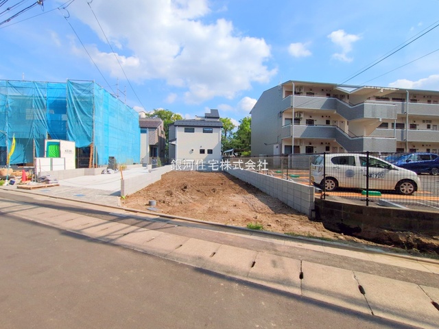 G00378306 東京都府中市分梅町２丁目 新築一戸建て 6499万円 土地面積113.28m² (約34.26坪) 建物面積90.26m² (約27.30坪) 間取り３ＬＤＫ 築年月2025年11月【外観7】