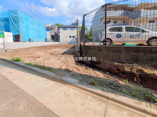 G00378306 東京都府中市分梅町２丁目 新築一戸建て 6499万円 土地面積113.28m² (約34.26坪) 建物面積90.26m² (約27.30坪) 間取り３ＬＤＫ 築年月2025年11月【外観8】