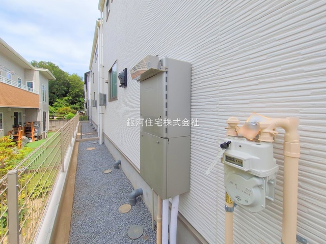 G00378332 東京都日野市南平１丁目 新築一戸建て 4580万円 土地面積119.84m² (約36.25坪) 建物面積93.96m² (約28.42坪) 間取り４ＬＤＫ 築年月2025年06月(築１年以内)【外観4】